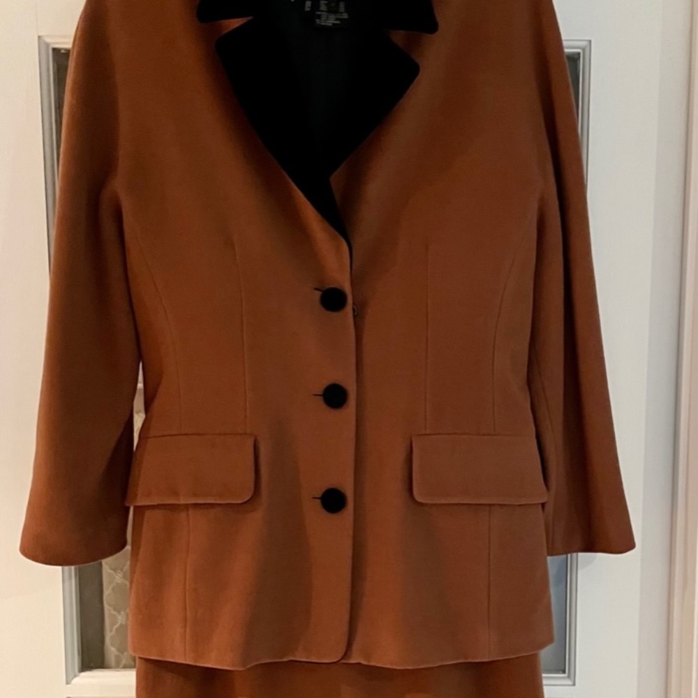 💥 HOST PICK💥  Gorgeous Vintage Escada Laurèl Suit, Jacket and Skirt in cognac - Picture 15 of 16
